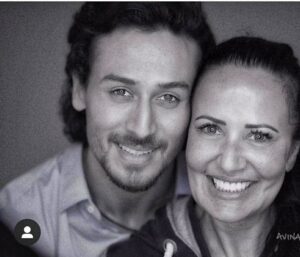 Tiger Shroff Instagram - Just like every other day❤️❤️❤️so lucky to have you mommyyy
#mothersday