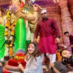 Antara Biswas Instagram – “LAALBAUG CHA RAJA “ … Is pal ke Liye Barson intezar Kiya hai humne… Aur kitna Accha lag Raha Hai, kitne khush hain hum bata nahi sakte…. 
Sab Kuch Accha Hone Wala Hai 🙏🙏🧿…. 
#lalbaughcharaja #laalbaagcharajadarshan #ganpatibappamorya #blessed #happy #bestmoment #love #darshan 

Thank you @heenaalad @kaushal_j for making this happen… love you guys ❤️❤️ Lalbaugcha Raja Sarvajanik Ganeshotsav Mandal