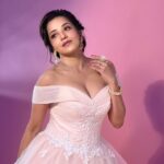 Antara Biswas Instagram - Princess 👸🏻…. … #goodmorning #world #monday #vibes ❤️❤️💗💗