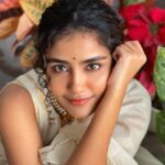 Anupama Parameswaran Instagram - Solladha varthaigal suvaiyanavai… Arthathil avai mattum azhaganavai… #behindthescenes