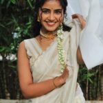 Anupama Parameswaran Instagram - The onam smile is here 😄 സന്തോഷത്തിന്റെയും ഐശ്വര്യത്തിന്റെയും ഓണാശംസകൾ 🌺🍃🌼🌸🌺🍃🌼🌸 PC @nihal_kodhaty 😊 Saree @jugalbandhi Jewellery @desire_collective