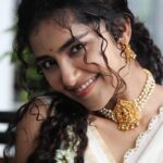 Anupama Parameswaran Instagram - The onam smile is here 😄 സന്തോഷത്തിന്റെയും ഐശ്വര്യത്തിന്റെയും ഓണാശംസകൾ 🌺🍃🌼🌸🌺🍃🌼🌸 PC @nihal_kodhaty 😊 Saree @jugalbandhi Jewellery @desire_collective