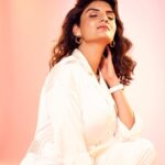 Anveshi Jain Instagram - New Look ! Shot by my favourite- @siddhalbe . . . . . . #photooftheday #photography #love #white #photoshoot #ootd #newlook #transformation #instagood #instagram