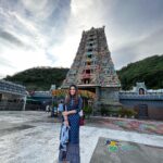Ashu Reddy Instagram - Darshanam ♥️ Be with people who give you good vibes 😎 #ashureddy @iam_bhanusri ♥️ #thankful #goodtimes Sri Kanakadurga Temple