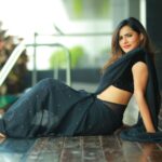 Ashu Reddy Instagram - I've still got a lot of violence to make 👹🪱 #ashureddy #blacksaree #photooftheday #photoeveryday @naveen_photography_official 🦀 Dubai, UAE