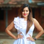 Ashu Reddy Instagram - Double tap see the magic 😂♥️ #ashureddy #photoshoot @naveen_photography_official 🎥 #styleoftheday