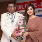 Ashu Reddy Instagram - Tough situations, doctors are doing their best to cure us, we've to be more and more responsible!! Happy to be a part bringing awareness through homeopathy @drcare.homeopathy #ashureddy #homeopathy ❤️💊😎 @hairstylistravi