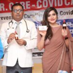 Ashu Reddy Instagram - Tough situations, doctors are doing their best to cure us, we've to be more and more responsible!! Happy to be a part bringing awareness through homeopathy @drcare.homeopathy #ashureddy #homeopathy ❤️💊😎 @hairstylistravi