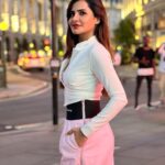 Ashu Reddy Instagram - Central London ♥️ #ashureddy #traveladdict #london🇬🇧 #england #unitedkingdom 🍀 Piccadilly Circus