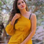 Ashu Reddy Instagram - Deeply in observation mode 🤭🧿♥️ #ashureddy #lostinthoughts💭 #seasontoshine 🎊