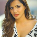 Ashu Reddy Instagram - Little messy, little bold and more confident!!🙈♥️⭐️ #ashureddy #confidencematters #boldwillhold @naveen_photography_official 💫💀