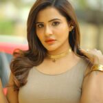 Ashu Reddy Instagram - Golden Beige is doing some magic here!! 💫⭐️☀️#ashureddy #beige #goldenhour #confidenceissexy 🌻 @naveen_photography_official .. make up, accessories, dress, everything's by ME!🌸♥️😂