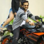 Ashu Reddy Instagram - Signal cross chesade, fine a maku paddade!! 😂🎥🎉 please wear helmets for safe drive! #ashureddy @anchorravi_offl #anchorravi_offl ✔️👽 #happydays ❤️ @naveen_photography_official 🎥
