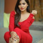 Ashu Reddy Instagram - Make it bright when you've light..!!😍 #ashureddy #reddress #redlovers❤️ #photooftheday @naveen_photography_official 🥳