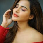 Ashu Reddy Instagram - Make it bright when you've light..!!😍 #ashureddy #reddress #redlovers❤️ #photooftheday @naveen_photography_official 🥳