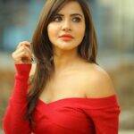 Ashu Reddy Instagram - Make it bright when you've light..!!😍 #ashureddy #reddress #redlovers❤️ #photooftheday @naveen_photography_official 🥳