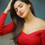 Ashu Reddy Instagram - Make it bright when you've light..!!😍 #ashureddy #reddress #redlovers❤️ #photooftheday @naveen_photography_official 🥳