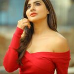Ashu Reddy Instagram - Make it bright when you've light..!!😍 #ashureddy #reddress #redlovers❤️ #photooftheday @naveen_photography_official 🥳