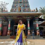 Ashu Reddy Instagram - Devotional time!! 🧨♥️ #ashureddy #templevibes #positivity ☀️😻