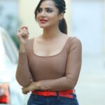 Ashu Reddy Instagram - Let me rest in your eyes for a lifetime!🔥♥️🧨 #ashureddy #photooftheday #photoeveryday #weekendvibes 👹 @naveen_photography_official