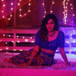 Ashu Reddy Instagram - A TRIBUTE TO SAMANTHA..!! 😍♥️ Coming soon, I'm sure you already guessed the song!! For the first time ever, tried something like this! #ashureddy #tributetosam #albumsong Make over by @celebritysecretsindia Directed by @w_i_n_od Production @tree_.house_. Styled by @pravalli_sarma Choreography @_tejaswani_behera_official_ @sudarshan_master_official Dop @rehanshaik_17