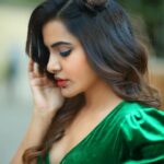 Ashu Reddy Instagram - This look has an ancient history and named after "Mudi pithrey" 😝 by @hairstylistravi 's Flower hairstyle 🌸👻 How is it..?😂♥️🌸 #ashureddy #hairstyles #photoeveryday #photooftheday @naveen_photography_official 🦕👹