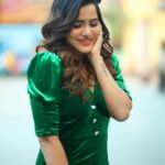 Ashu Reddy Instagram - This look has an ancient history and named after "Mudi pithrey" 😝 by @hairstylistravi 's Flower hairstyle 🌸👻 How is it..?😂♥️🌸 #ashureddy #hairstyles #photoeveryday #photooftheday @naveen_photography_official 🦕👹