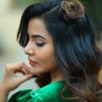 Ashu Reddy Instagram - This look has an ancient history and named after "Mudi pithrey" 😝 by @hairstylistravi 's Flower hairstyle 🌸👻 How is it..?😂♥️🌸 #ashureddy #hairstyles #photoeveryday #photooftheday @naveen_photography_official 🦕👹