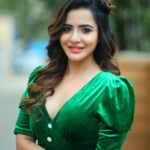 Ashu Reddy Instagram - This look has an ancient history and named after "Mudi pithrey" 😝 by @hairstylistravi 's Flower hairstyle 🌸👻 How is it..?😂♥️🌸 #ashureddy #hairstyles #photoeveryday #photooftheday @naveen_photography_official 🦕👹