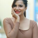 Ashu Reddy Instagram - Let me rest in your eyes for a lifetime!🔥♥️🧨 #ashureddy #photooftheday #photoeveryday #weekendvibes 👹 @naveen_photography_official