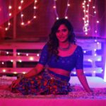 Ashu Reddy Instagram - A TRIBUTE TO SAMANTHA..!! 😍♥️ Coming soon, I'm sure you already guessed the song!! For the first time ever, tried something like this! #ashureddy #tributetosam #albumsong Make over by @celebritysecretsindia Directed by @w_i_n_od Production @tree_.house_. Styled by @pravalli_sarma Choreography @_tejaswani_behera_official_ @sudarshan_master_official Dop @rehanshaik_17