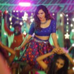 Ashu Reddy Instagram - A TRIBUTE TO SAMANTHA..!! 😍♥️ Coming soon, I'm sure you already guessed the song!! For the first time ever, tried something like this! #ashureddy #tributetosam #albumsong Make over by @celebritysecretsindia Directed by @w_i_n_od Production @tree_.house_. Styled by @pravalli_sarma Choreography @_tejaswani_behera_official_ @sudarshan_master_official Dop @rehanshaik_17