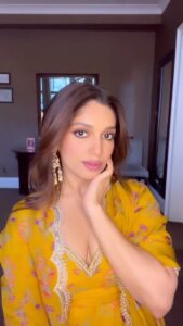 Bhumi Pednekar Instagram - Today’s GRWM with all about being pretty and festive using some products from our Limited edition festive kits. Go from day to night with our versatile options.
Each product in all our 3 kits, have been handpicked by me…
Send me your version of this look, and as always I’ll share the ones I love 😘
@maccosmeticsindia #MacLovesBhumi #BBeauty