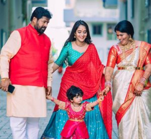 Deepthi Sunaina Instagram - Always find a reason to smile🤗 
#family #deepthisunaina