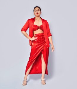 Huma Qureshi Instagram - Feeling like a #Maharani 👸 but looking like a #Monica 💃

Styled by : @sanamratansi
Assisted by : @nirikshapoojary_
Outfit : @arokaofficial @zara
Earrings : @inaya_accessories 
Necklace : @the_loom_art 
Rings : @shopanatina @blingsutra 
Footwear : @thecaistore 
Photographer : @kkarmaa.studio 
Make Up : @ajayvrao721
Hair : @susanemmanuelhairstylist
Nails @itssoezi