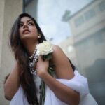 Ishita Dutta Instagram - Mirror mirror on the wall 💫 Styled by: @styleitupbyaashna Shot by: @iamtauseefs Outfit: @tarjanikeshari_label Necklace Set: @nivi_accessories HMU: @makeup_by_neha_ansari
