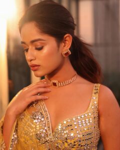 Jannat Zubair Rahmani Instagram - इश्क़ है तो शक कैसा अगर नहीं है तो हक़ कैसा 💗 Outfit @sequinzeindia Jewellery @sequinzejewels @styledbysujata 📸 @smileplease_25 Hair @hairstylist_jennny Makeup @divasbydivya