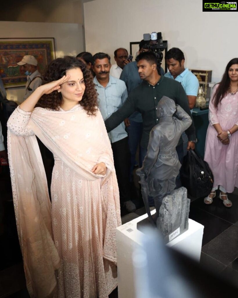 Kangana Ranaut Instagram - Today I had the good fortune of visiting the auction of Honourable Prime Minister @narendramodi ji’s memorable gifts/ mementos that were presented to him at special occasions… I bidded for Ram janm bhumi mitti and Ram Mandir design … what did you bid for ? It’s proceeds will go for Namammi Gange project … let’s do this 🥰🙏 Jai Hind