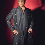 Karan Johar Instagram - Mubarak ho! @arpita__mehta @kunalrawalofficial Jugjuggjeeyo! Meanwhile Mera pose Dekho! In @manishmalhotra05 styled by @ekalakhani 📷 @sheldon.santos
