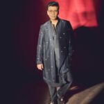 Karan Johar Instagram - Mubarak ho! @arpita__mehta @kunalrawalofficial Jugjuggjeeyo! Meanwhile Mera pose Dekho! In @manishmalhotra05 styled by @ekalakhani 📷 @sheldon.santos