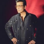 Karan Johar Instagram - Mubarak ho! @arpita__mehta @kunalrawalofficial Jugjuggjeeyo! Meanwhile Mera pose Dekho! In @manishmalhotra05 styled by @ekalakhani 📷 @sheldon.santos