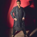 Karan Johar Instagram - Mubarak ho! @arpita__mehta @kunalrawalofficial Jugjuggjeeyo! Meanwhile Mera pose Dekho! In @manishmalhotra05 styled by @ekalakhani 📷 @sheldon.santos