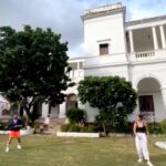 Kareena Kapoor Instagram - Some Monday sport with the husband… not bad… 🤣🤣🤣😍😍 Amuuu are you ready for the game? @amuaroraofficial 😛💁🏻‍♀️🏸 #Reels #ReelsInstagram #MondayMorning #ReelItFeelIt