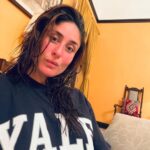 Kareena Kapoor Instagram - Obviously not been to YALE... but just posing and pouting in the tee shirt ❤️❤️🥰 #WednesdayWisdom 😅