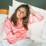 Kareena Kapoor Instagram - Lying in bed, enjoying my me time, while planning my next wellness holiday with @westin 😉💆🏻☮️ #Ad