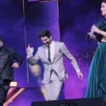 Kartik Aaryan Instagram – Full circle ⭕️ This is how I learnt #DheemeDheeme for the first time and here we are on stage together. Thank u n Love u @boscomartis ❤️🔥
Celebrating the Win @zeecineawards 🏆🤟🏻
N just like in #PatiPatniAurWoh 
Special Appearance by @kritisanon Mumbai – मुंबई