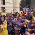 Kartik Aaryan Instagram - #ChintuTyagi went Rogue 🔥 ...its a wrap for #PatiPatniAurWoh Lucknow Schedule ✅ @ananyapanday @mudassar_as_is @junochopra and Patni ji missing as always @bhumipednekar 😂 Thank you #Lucknow ❤️❤️