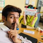 Kartik Aaryan Instagram - Aaj shoot karne ek special mehmaan aayi hain!! Guess who is here to play HideNSeek with #ChintuTyagi 🤫❤ #PatiPatniAurWoh