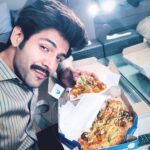 Kartik Aaryan Instagram - When Patni wants foodie Pati to look fit😂 Thank you @bhumipednekar for sending pizzas 🍕 😋 Full on diet chal rahi hai Lucknow mein !! #PatiPatniAurWoh