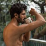 Kartik Aaryan Instagram - Bohot hui diet ..Excited for tomorrow 🤫 Hint- Lets have something sweet !! #ChocolateBoy 🔥 #Announcement #AnyGuesses 🤔